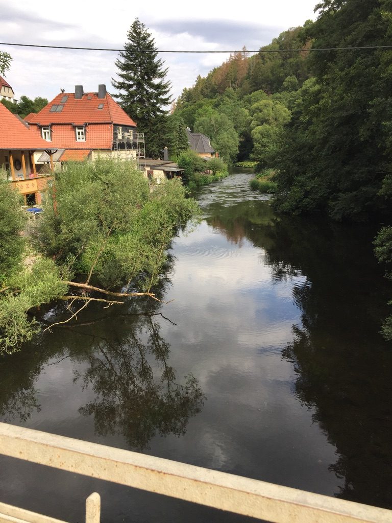 Altenbrak: die Bode mit Häusern am Ufer