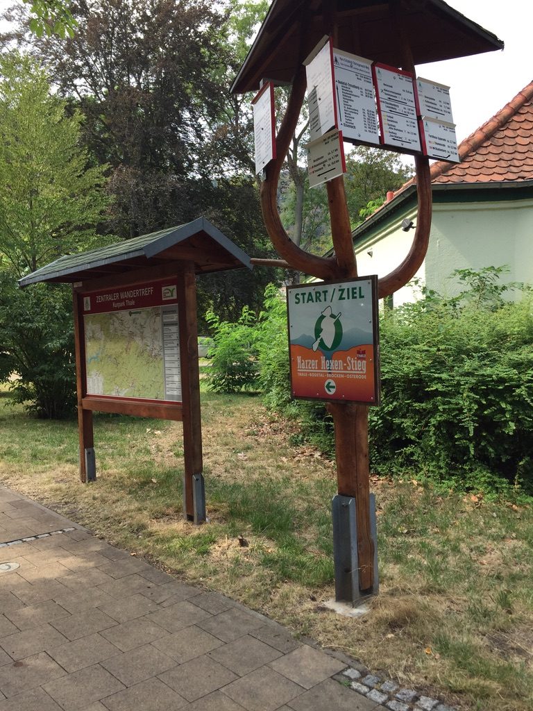 Thale: Start- und Zielschild des Harzer Hexenstiegs mit Infotafel