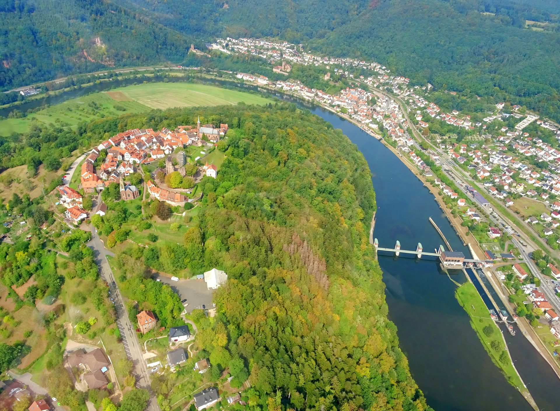 Neckartal bei Dilsberg und Neckarsteinach: Luftaufnahme der Neckarschleife mit Bergfeste Dilsberg und Staustufe
