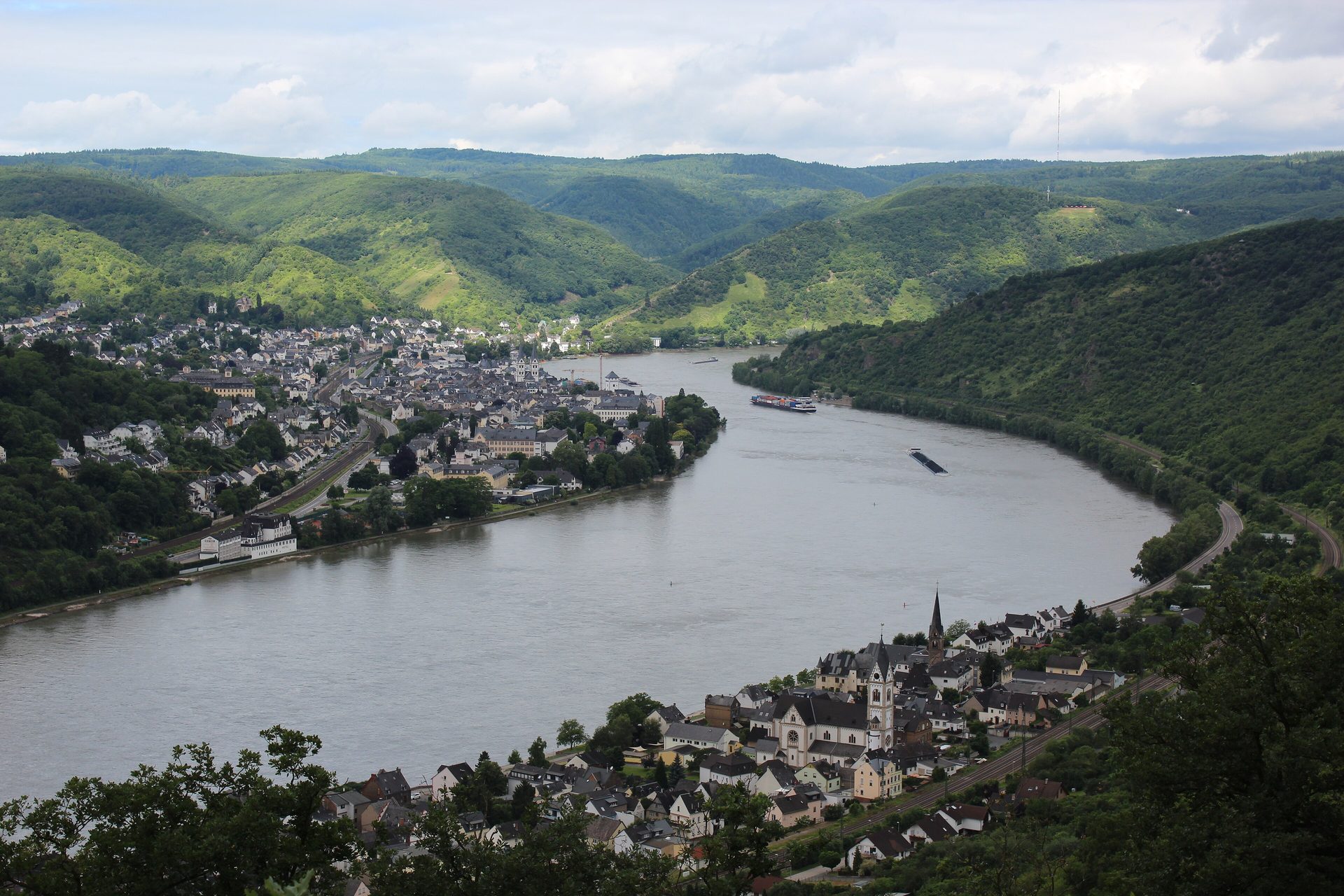 Mittelrhein bei Kamp-Bornhofen: Blick vom Rheinsteig über den Rheinbogen nach Boppard am gegenüberliegenden Ufer
