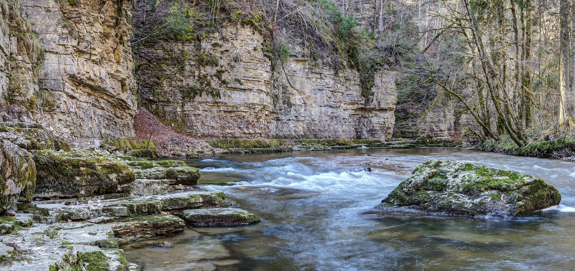 Schluchtensteig in der Wutachschlucht: Die Wutach fließt an hohen, geschichteten Kalkfelswänden vorbei